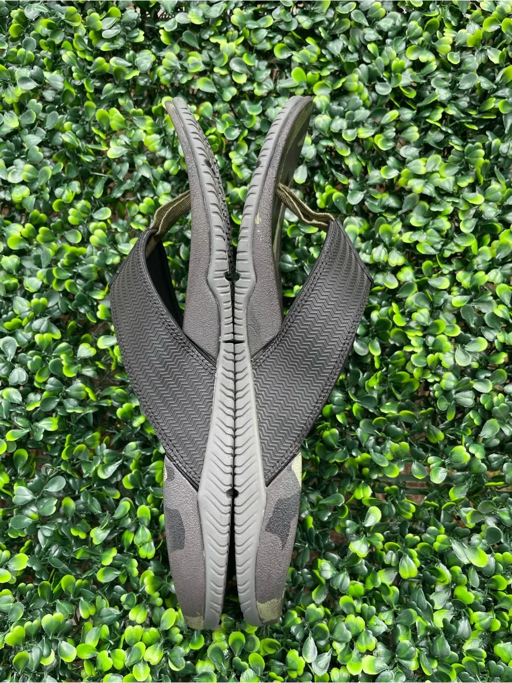 Xtratuf Men’s slip resistant Green Camo Flip Flops, size 8